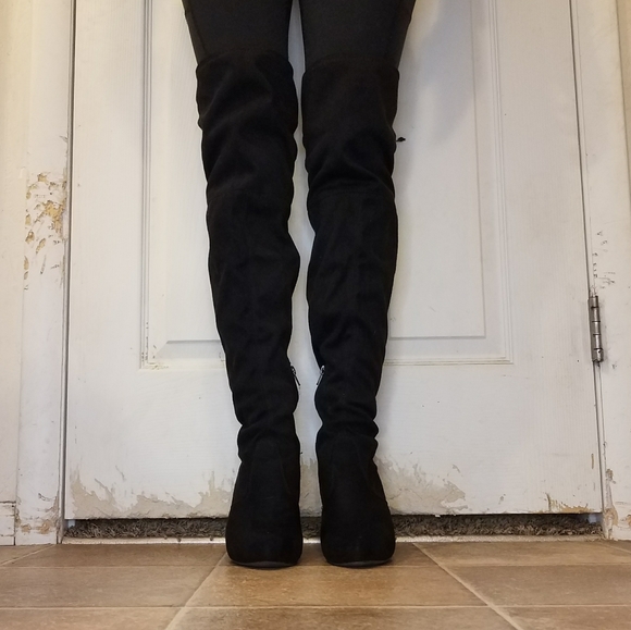 Thigh high black boot - Picture 6 of 9